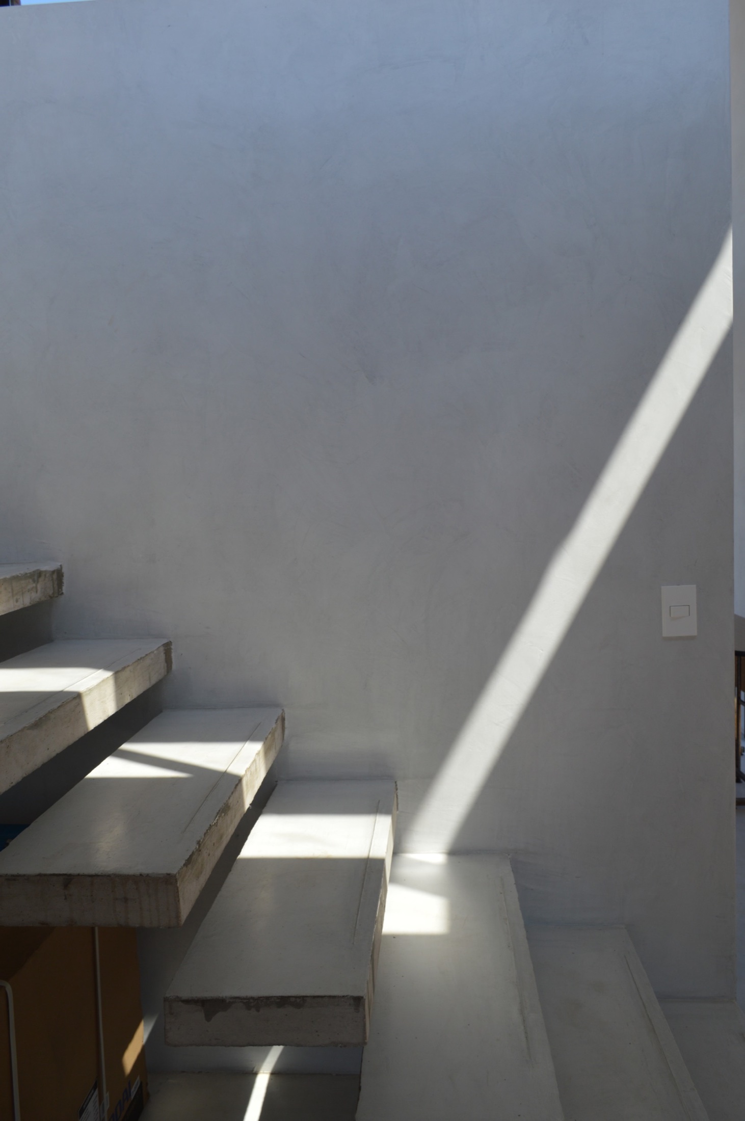 Haz de luz diagonal sobre una escalera