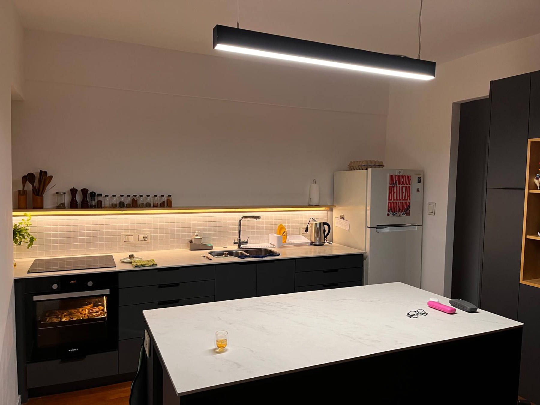 Vista de la cocina integrada del apartamento MI