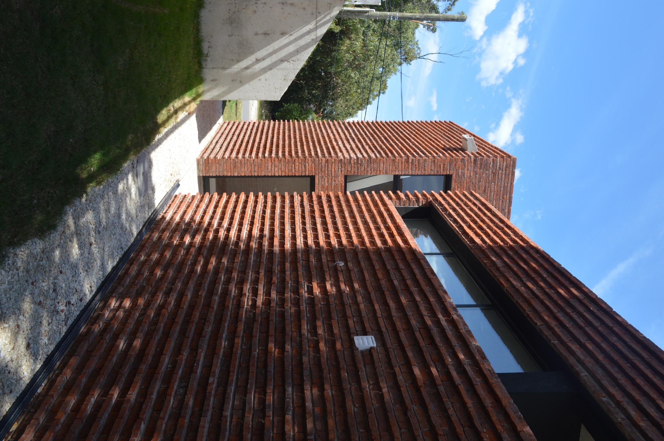 Pasaje lateral entre los muros de ladrillo de Casa A