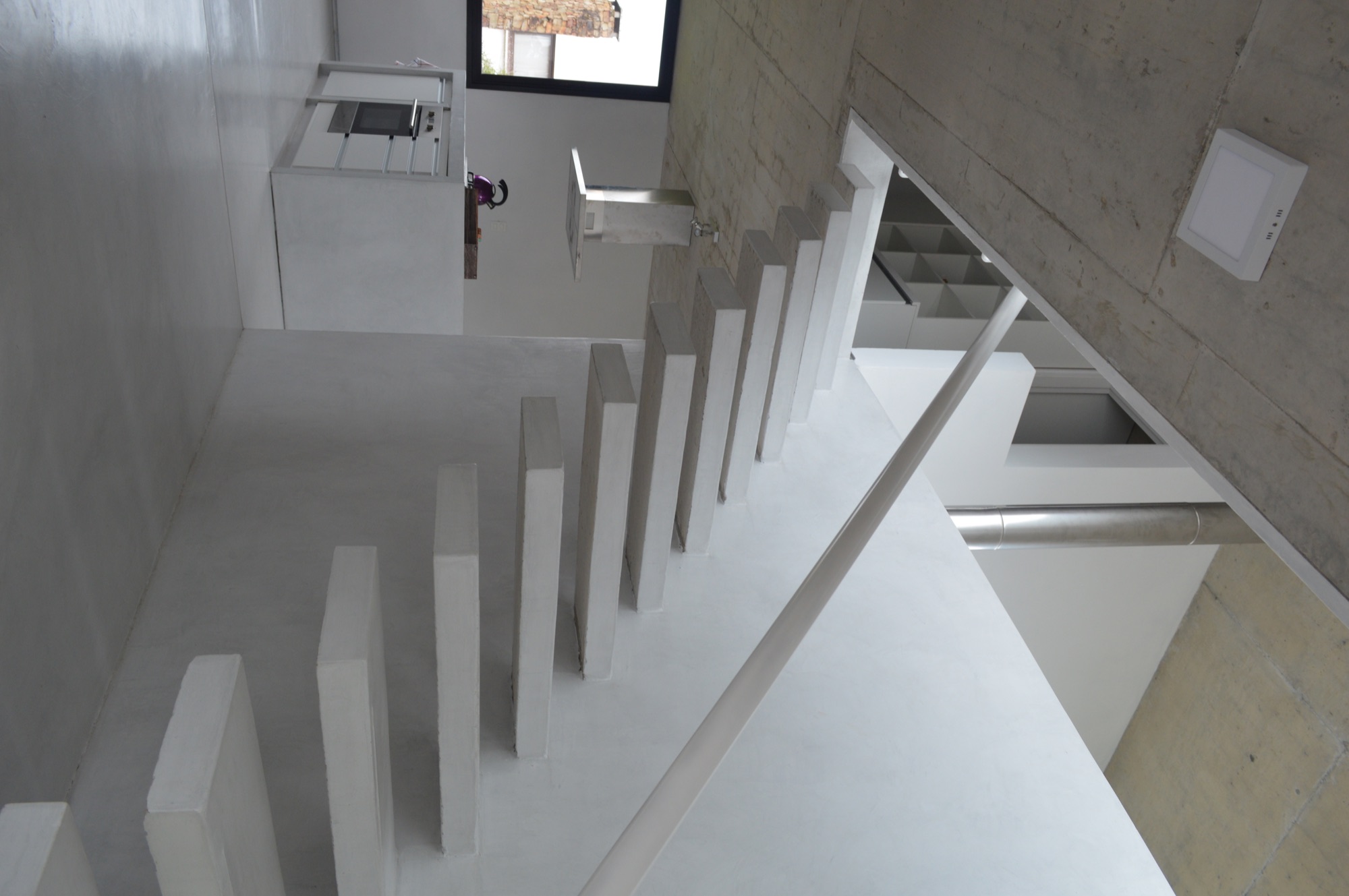 Escalera blanca e interior de Casa I