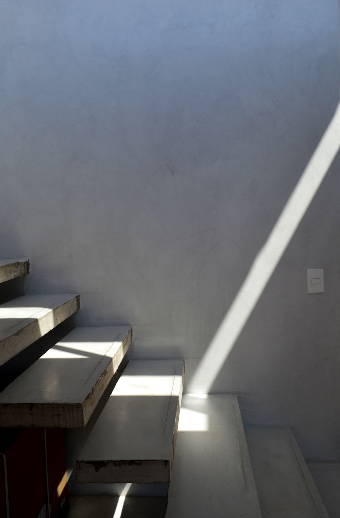 Luz natural sobre la escalera de Casa I