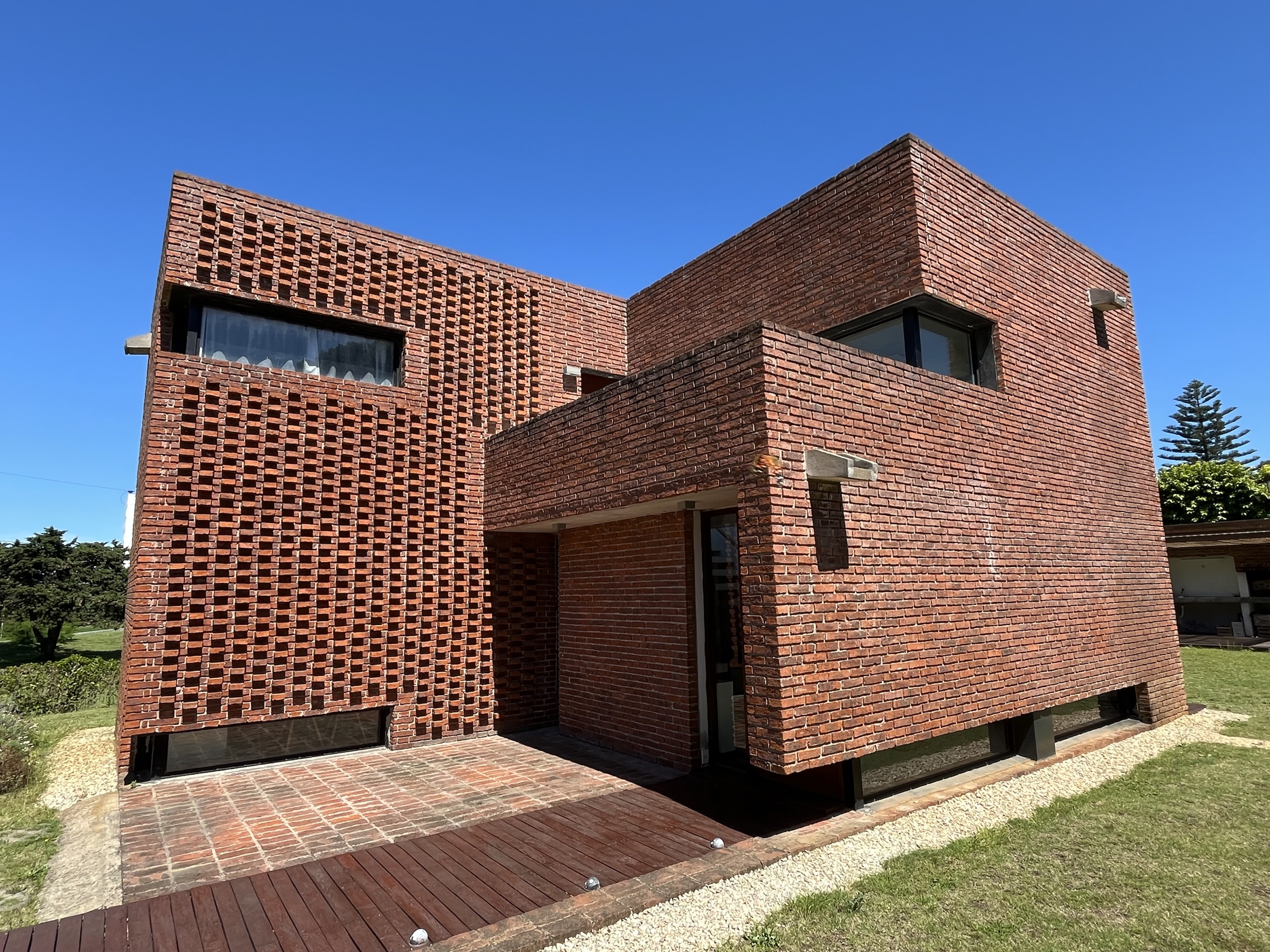 Volúmenes y muros de ladrillo de Casa I vistos desde el patio