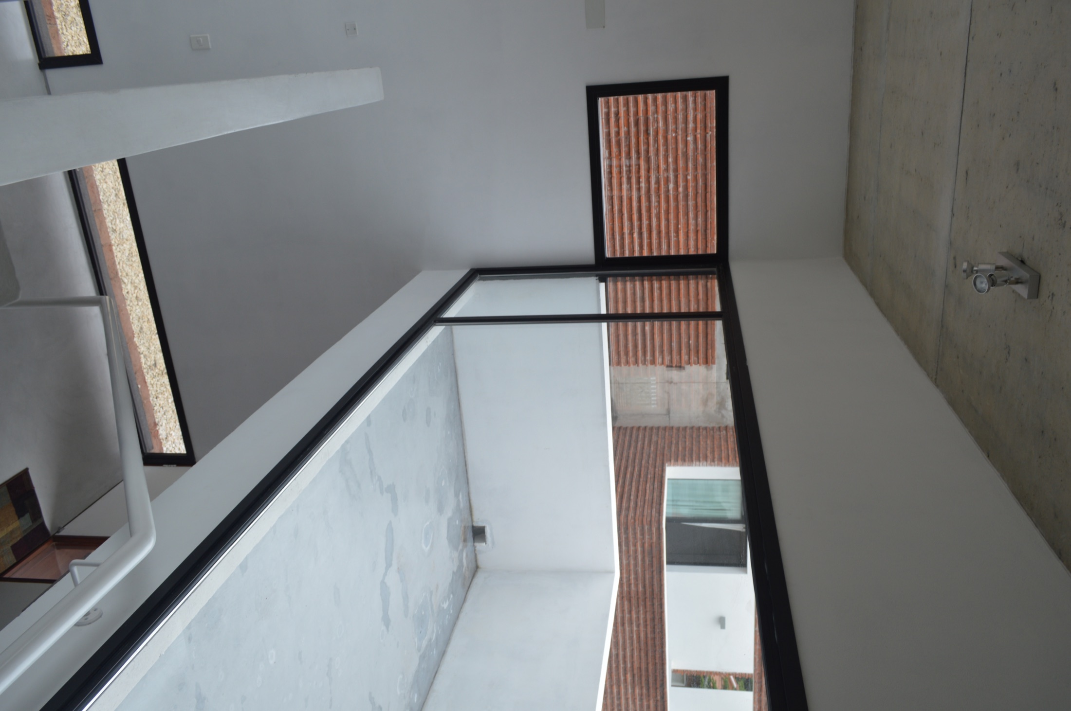 Vacío interior de Casa I y visual hacia la casa vecina