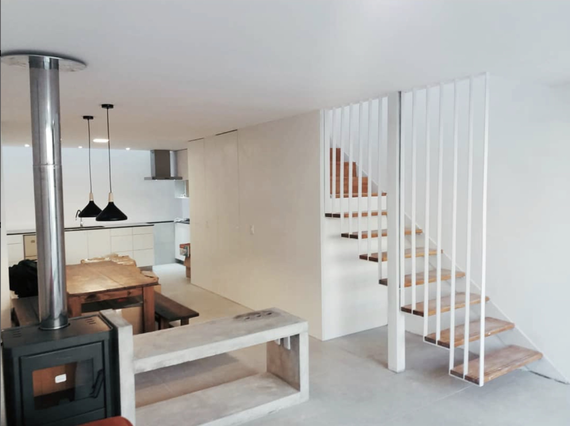 Interior de Casa Maga con escalera y estufa