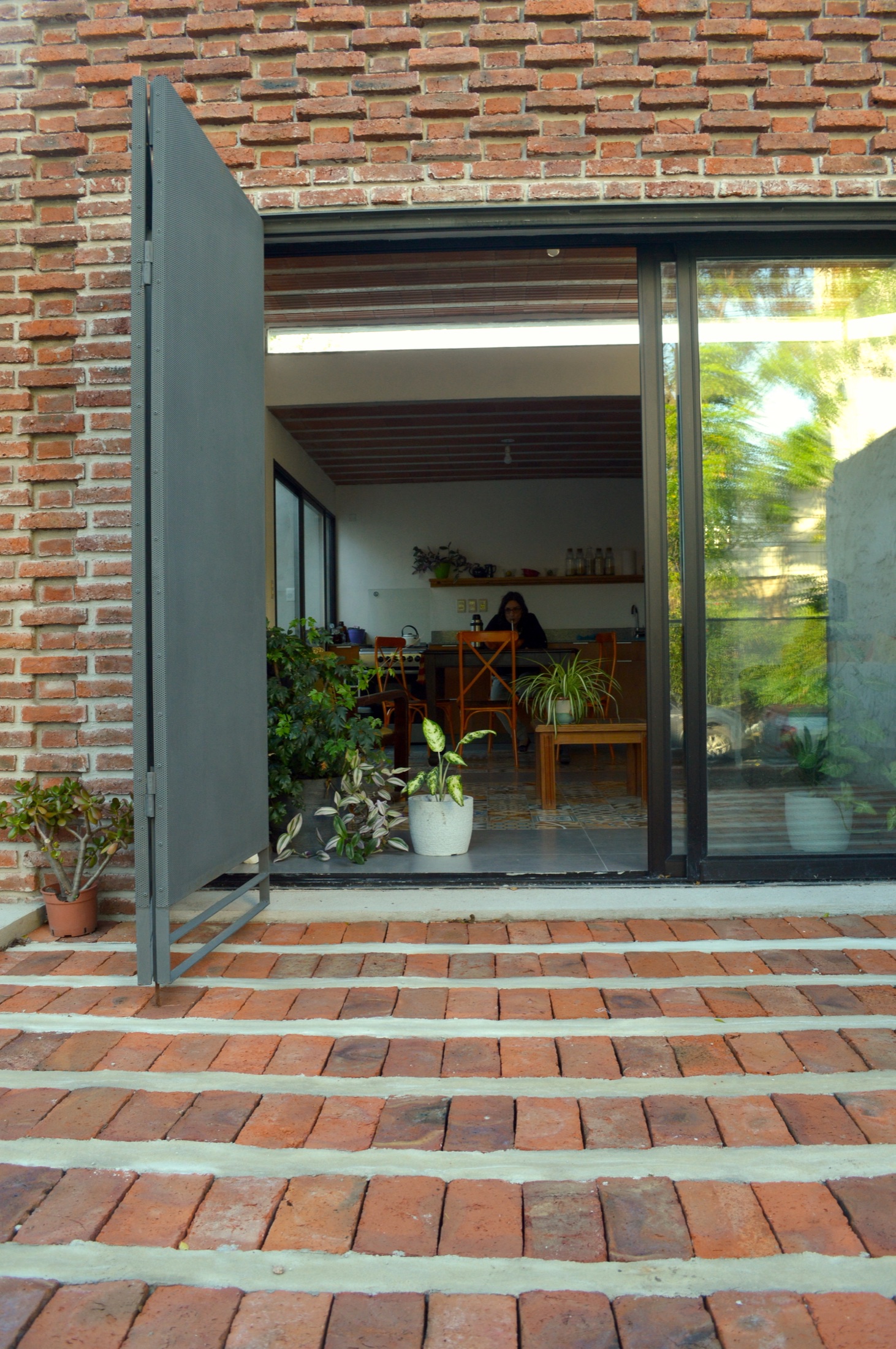 Abertura entre el patio interior y la cocina de Casa Malvi